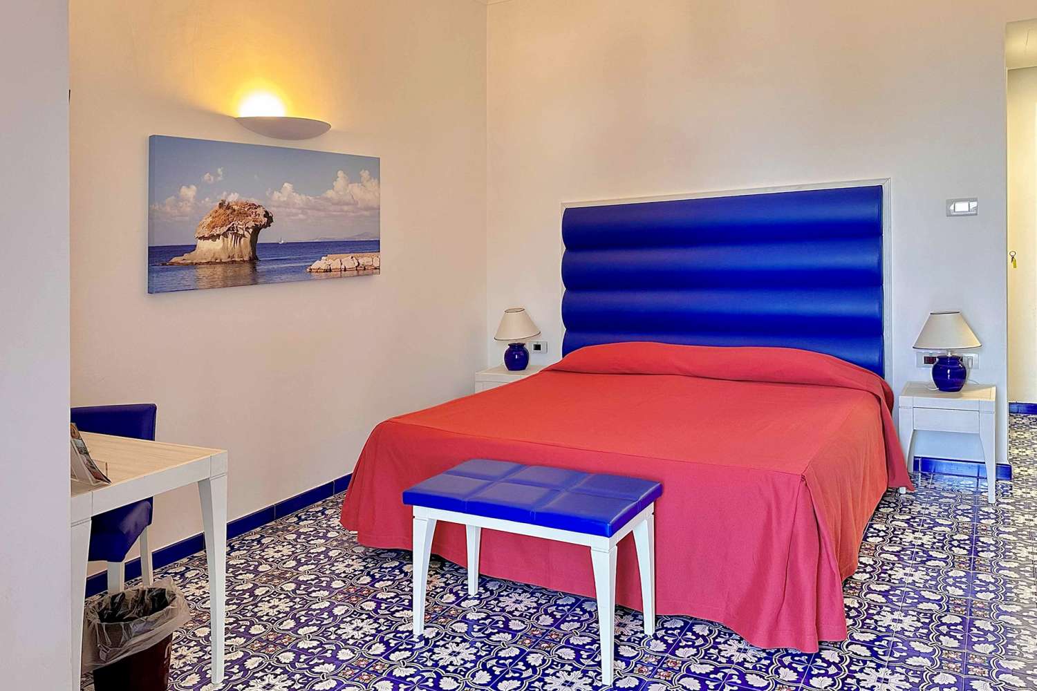 Camera Superior con finestra vista giardino