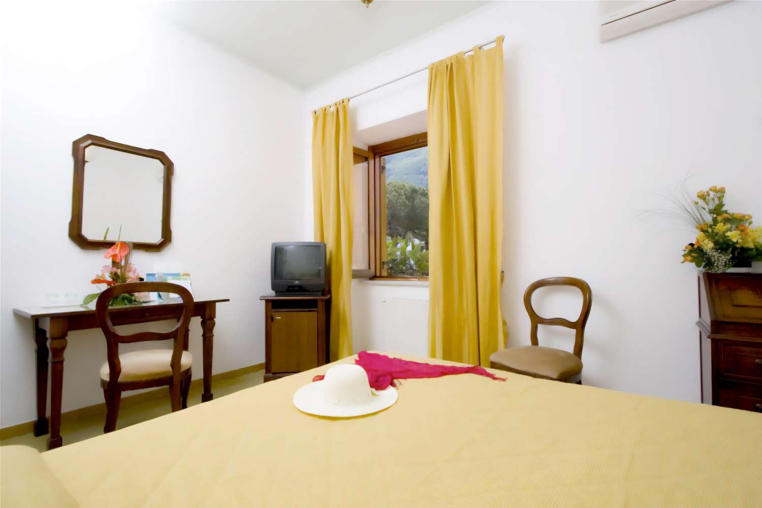 Camera Standard con finestra vista giardino Camera Standard con finestra vista giardino